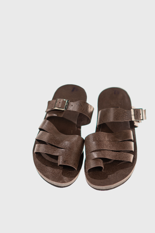 Sandales en cuir avec semelle de pneu recyclé
