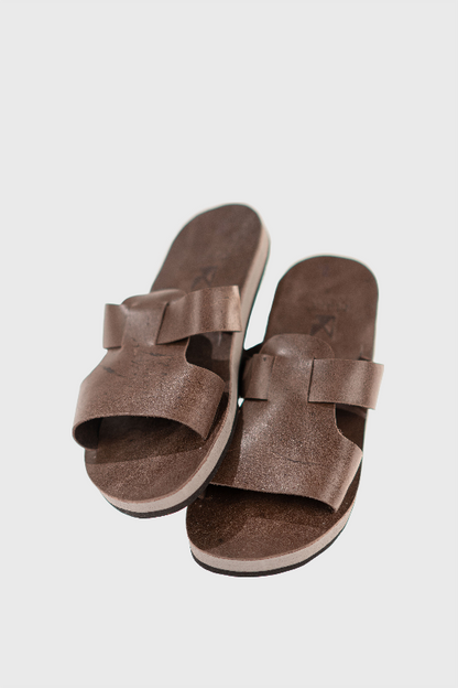 Sandales en cuir avec semelle de pneu recyclé